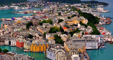 Земјата која се капи во нафта, но се дави во долгови