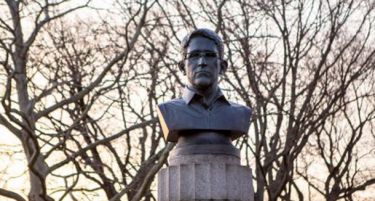 (ВИДЕО) Нелегално поставена биста на Сноуден во Њујорк