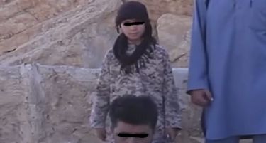 (ВОЗНЕМИРУВАЧКО ВИДЕО) ХОРОРОТ ПРОДОЛЖУВА: 10-годишник од ИСИС му ја отсече главата на заробеник!