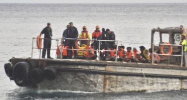 Страшна бегалска трагедија – 40 лица, меѓу кои и деца, се удавија на пат кон Италија