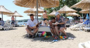 (ФОТО) Се отвори првата ,,Библиотека на плажа” во Дојран