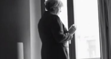 (ВИДЕО) Двојничка на Меркел во клип на списанието за лезбејки