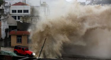 (ВИДЕО-ФОТО) Милион луѓе евакуирани: Хаoс во Кина, разорен тајфун му се заканува на Шангај!