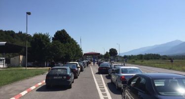 (ФОТО) Хаос кај Ново село, со часови се чека на македонско – бугарската граница!