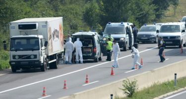 Над 70 тела на имигранти се извадени од напуштен камион во Австрија