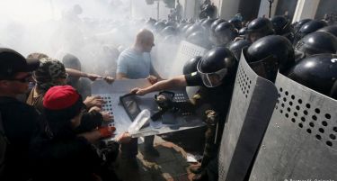 (ВО ЖИВО) По експлозијата на Мајдан: Украинската полиција подготвува офанзива против демонстрантите 