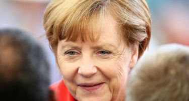Меркел ќе го посети бегалскиот камп во Германија