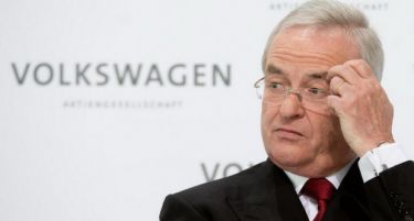 Директорот на Фолксваген поднесе оставка по скандалот со издувните гасови