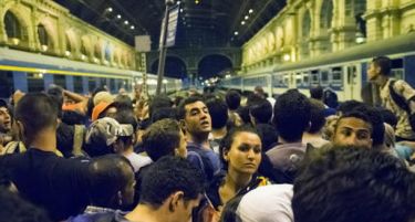 Станицата во Будимпешта останува центар на тензиите со бегалците