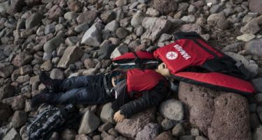 (ФОТО-ВИДЕО18+) Овие фотографии од удавените деца и мигранти ќе ви се врежат длабоко во сеќавање!