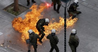 (ВИДЕО-ФОТО) ПРОТЕСТОТ СЕ ПРЕТВОРИ ВО УЛИЧНА ВОЈНА: Хаос во Атина, летаат солзавец и молотови коктели!