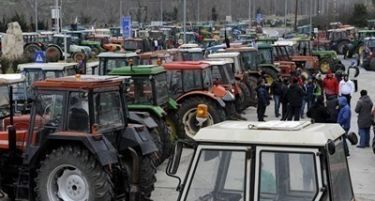 Грчките фармери се заканија: Од утре ќе ги зголемат блокадите во земјата