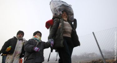 ГРАНИЦИТЕ БЛОКИРАНИ: Автобуси со бегалци заглавени меѓу Грција и Македонија