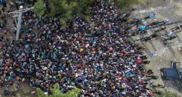 Купишта бегалци заглавени кај „Идомени“, затворена границата со Грција
