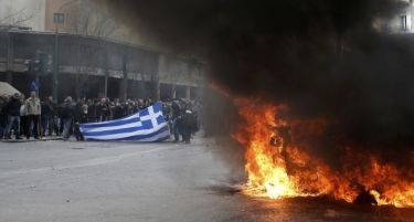 (ФОТО) Повторно судири во Атина-протестот ескалира, земјата парализирана!