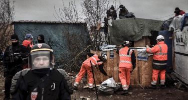 Се урива мигрантскиот камп во Кале