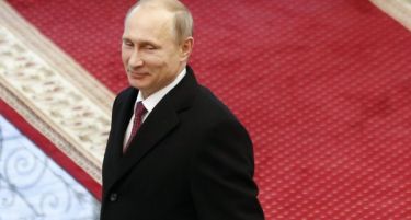 Руската економија тоне, а зошто ли Путин се смешка?