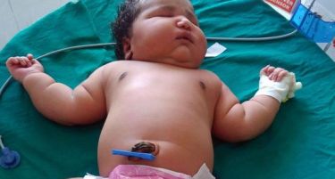 Индијка роди женско бебе тешко 6.8 килограми