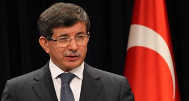 Турскиот премиер Ахмет Давутоглу поднесе оставка во партијата