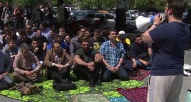 Муслимани протестираа во Берлин бидејќи не можат веќе да се молат на универзитет