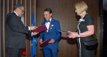Почесниот конзул на Полска во Македонија одликуван со орденот Бене Мерито