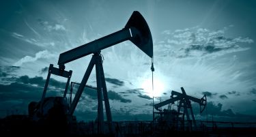 Цената на нафтата бележи пад