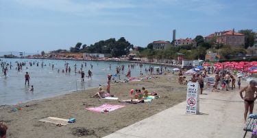 Мажи со пушки и жени со бурки ги „истераа“ туристите од плажа во Сплит
