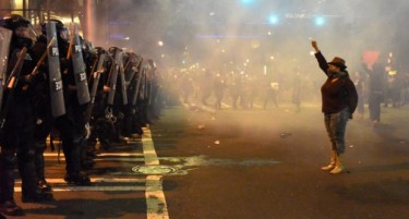 ФОТО+ВИДЕО: Трета ноќ протести во Шарлот - полицијата употреби солзавец