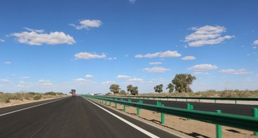 Кина оди напред: Се гради најголемиот автопат во пустина