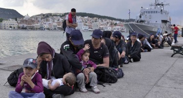 Што презема Грција за да го олесни притисокот од бегалците врз островите?
