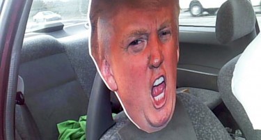 Фото: Возел со „бесна“ глава на Трамп, сообраќајците го казниле