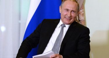 (ВИДЕО) 15 МИНУТИ СМЕА: Слушнете како Путин раскажува вицеви за американски шпиони