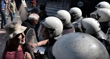 ФОТО: Грчките пензионери на протест - полицијата ги растерува со солзавец