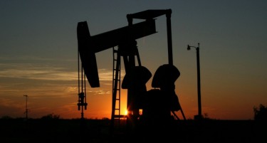 КОЈ Е ВИНОВЕН: Нафтата повторно во пад под 50 долари за барел