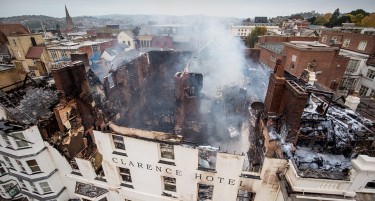 Видео: Најстариот хотел во Велика Британија целосно уништен од пожар