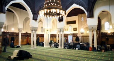 Франција затвора 4 џамии, која е причината?