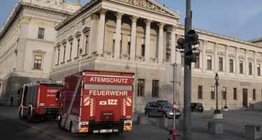 ФОТО: Парламентот во Австрија гори - од што изби пожар?