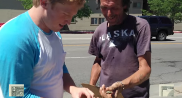 Видео: Магионичар на бездомници им претворувa 1 долар во 100 долари