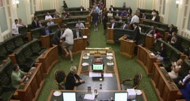 Австралиски парламентарци гласаа среде ноќ по шорцеви и влечки