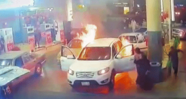 Видео: Автомобил се запали на бензинска, панична реакција на гасење