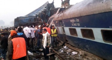Видео: Катастрофална железничка несреќа во Индија, стотина мртви