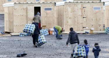 Франција им дава по 2 500 евра на мигрантите доброволно да се вратат во своите земји