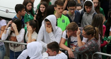 Видео: Навивачите во шок и солзи се молат на стадионот на Чапекоенсе