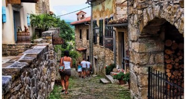 (ФОТО) НА БАЛКАНОТ Е: Запознајте се со најмалиот град во светот