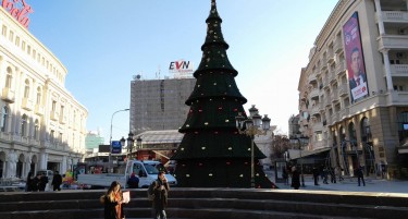 Галерија: Поставена „изгор“ елката на плоштад, расположението е „градежно“