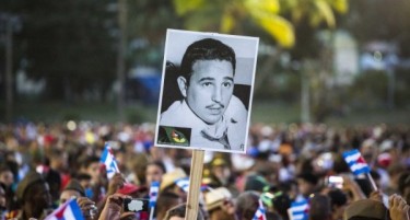 Солзи за Фидел Кастро, стотици илјади го испратија