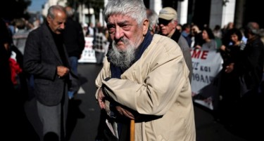 Грчките пензионери на протест - незадоволни се од економските мерки