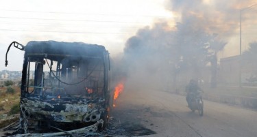 (ВИДЕО-ФОТО) СИРИСКИТЕ БУНТОВНИЦИ БЕЗ МИЛОСТ: Запалиле автобуси за евакуација на болни и повредени цивили