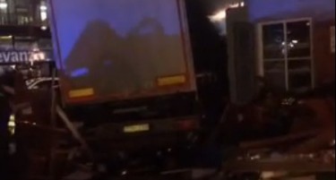 (ВИДЕО) ХАОС И ВО БЕРЛИН: Камион газел луѓе на Божиќен саем, има жртви!