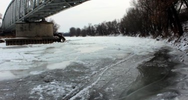 (ФОТО) Помрзна реката Велика Морава после 22 години